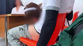 maestra mexicana dando examen extraordinario a estudiantes en el salon hay otra manera de pasar maestra pide cuerpo para aprobar materia
