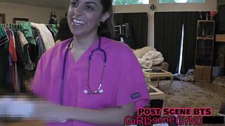 Aria Nicole diperiksa backstage dengan sarung tangan dan tato