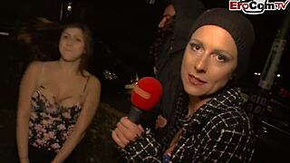 junges schleppt fremde männer ab in öffentliches straßencasting mit flashing