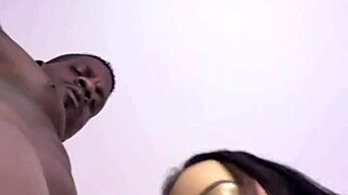 Fodendo a vizinha casada sem camisinha enquanto o marido corno está no trabalho