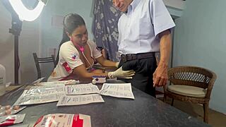 Arzt Dreier extrahiert Sperma vom Stiefbruder und masturbiert busige Patientin mit geschwollenen Muschilips in Gruppen-Gaping Action. 😈💦