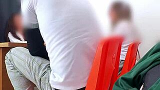 maestra mexicana dando examen extraordinario a estudiantes en el salon hay otra manera de pasar maestra pide cuerpo para aprobar materia