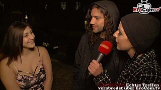 junges schleppt fremde männer ab in öffentliches straßencasting mit flashing