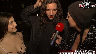 junges schleppt fremde männer ab in öffentliches straßencasting mit flashing