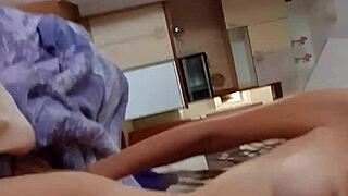 Rakan sebilik gadis 18 pemalu naik batang kuat sampai pancut memek!