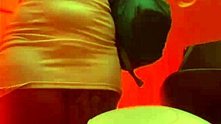 mesmo sabendo que eu sou casada o cara pediu pra mim puxar a calcinha de ladinho mostrou foto do pau e depois me levou pro banheiro qu�mico e me colocou pra chupar