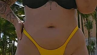 mesmo sabendo que eu sou casada o cara pediu pra mim puxar a calcinha de ladinho mostrou foto do pau e depois me levou pro banheiro qu�mico e me colocou pra chupar