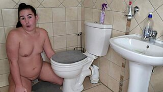 BBW instruuje cię jak lizać w publicznej toalecie z odliczaniem spermy