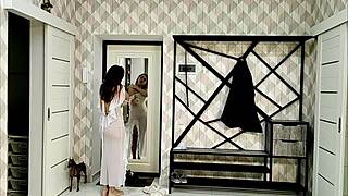 Angie Elif, brunette panas, melancap sorang dalam bilik