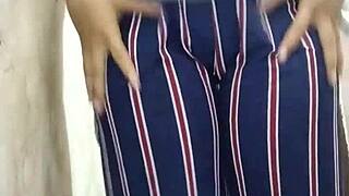 indiska Riya Thakur badar naket och filmar för pojkvännen