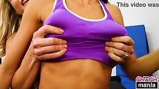 Vite lezbijke Nikki Knightly ližeta velike klitorise in prsi v čutni seansi