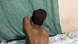 Holka s malým pasem si prstí na posteli