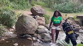 ayudo a desconocida y ella quería ir al bosque a tener sexo conmigo y casi nos descubren