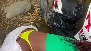 ayudo a desconocida y ella quería ir al bosque a tener sexo conmigo y casi nos descubren