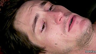 Busty blond vládne svázanému chlapovi análním šukáním a hračkami