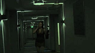 Красивая блондинка менеджер отеля Хелена Прайс присоединяется к вебкам-шоу Сары Джей с игрушками и инструкциями для дрочки.