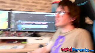 HUR lurar nördporrkillen stjärnan att suga hans feta kuk?