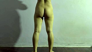 Kolla på den fina rumpan på amatörtjejen som tränar hemma