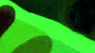 בחורה עם תחת גדול אנסטסיה ברוקלין רוכבת על זין קשה בחדר אכסניה. סצנה פרועה ב-LetsDoeIt!