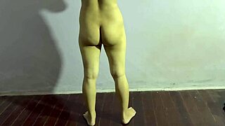 look at this fine ass amateur girl working out at home