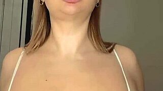 Mammafru rider med stora naturliga tuttar