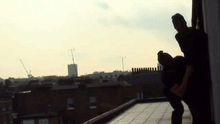 Harmony Hex yeni kıza büyük memeleriyle çift penetrasyon ve creampie öğretiyor.