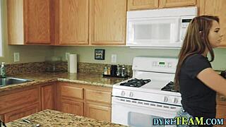 Латина лесбиянка тин 18+ триббит с большими сиськами, ножницы, пальцы, натуральные сиськи