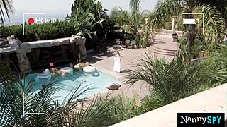 Alexis Adams beccata a giocare con la fica, implora di tenere il lavoro di babysitter