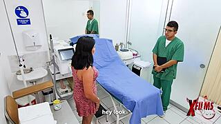 Ginecologo se coge a milf peruana bien buena que le gusta la polla