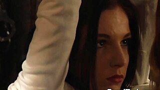 Busty lesbisk slave bliver fingeret og rørt af mistress