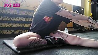 is that alternative girl stretching at the gym?