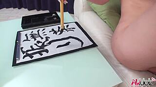 ฉัน เรงกะ ชิมิซึ จับควยและถูขาด้านบนควยเขาด้วยขา ขณะเขียนแบบไม่เซ็นเซอร์