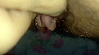 דגדגן פועם כשלטינה מתגרה בכוס השעירה הגדולה שלה עם אצבעות 😏💦