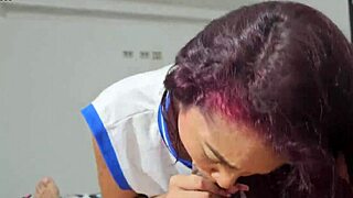 LATINA DEVORA LA VERGA DE SU CUÑADO MIENTRAS MARIDO TRABAJA