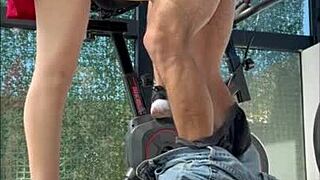 ฉันแอบดูน้องเลี้ยงอาร์เจนติน่าออกกำลังกายดูดควยในยิม