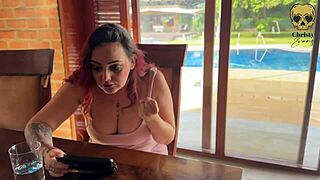 عاطفة الخيانة: ربة منزل لاتينية تعطي ممصه لزب أسود كبير في نيك متعدد