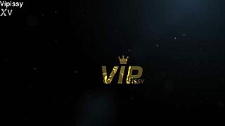 Kencing dalam mulut untuk hottie lesbian bertatu dan dildo 😘