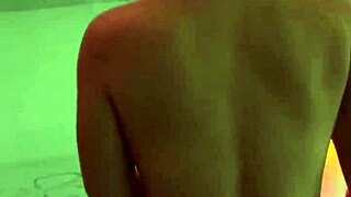 Verejné jedenie piče a exhibicionizmus v snehu vedie k horúcemu sexu s krivou babou