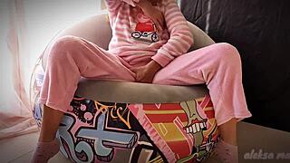 skinny teen 18+ masturbating puussy and squirting