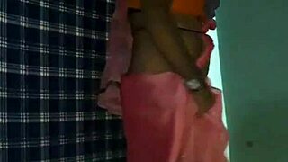 Hot Shemale Dances Mujra In Saree