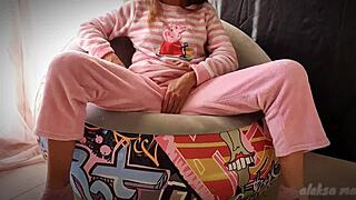 skinny teen 18+ masturbating puussy and squirting