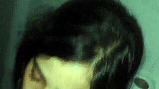 yo chupandome el pene escondida en el baño