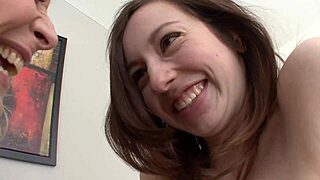 Nina Hartley และ Ally Evans ชื่นชอบการสัมผัสในวิดีโอเลสเบียน