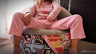 skinny teen 18+ masturbating puussy and squirting