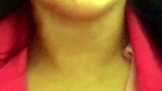 Peruansk MILF Angel Lima onanerer udendørs på trapper