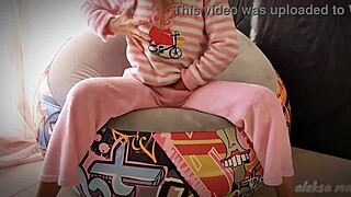 skinny teen 18+ masturbating puussy and squirting