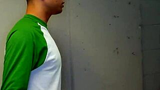 Сводный брат и сестра уединяются на секс на вечеринке