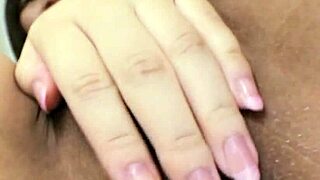 恥ずかしがり屋の日本人処女義妹が初めての破瓜中出しに誘惑されるのを見たい？