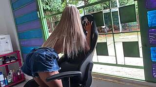 Loira gives ass to cunhado and he shoves arm in her cu. 🔥