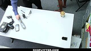 Bonita adolescente 18+ Ashley Aleigh é pega lambendo creme na loja e é punida na garagem